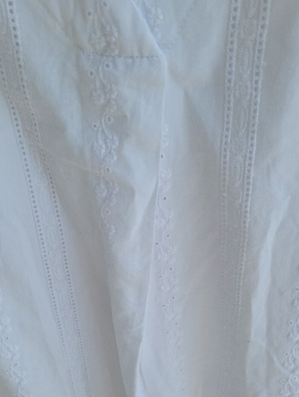 Time and Tru White Sleeveless V-Neck Eyelet Lace Camisole - Picture 4 of 11